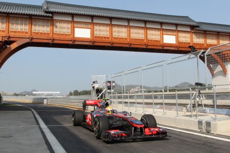Lewis Hamilton var hurtigst i den 1. fri træning i sin McLaren racer.